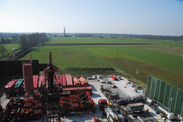 Thema Fracking: Fracarbeiten in Leer, im Hintergrund Leer Z5
